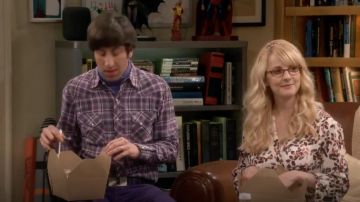 The blouse with flowers NYDJ scope by Bernadette Rostenkowski (Melissa Rauch) The Big Bang Theory S12E06
