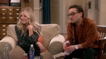 La tapa impresa 'Abeline' de Equipment usada por Penny (Kaley Cuoco) en The Big Bang Theory S12E06
