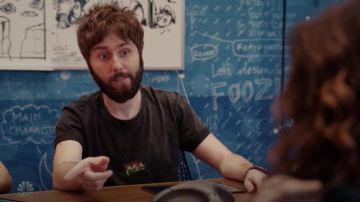 Camiseta negra 'Tropical' de Topman usada por Chewey (James Buckley) como se ve en I Feel Bad S01E06