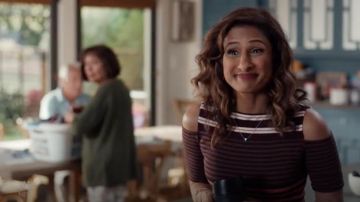 Bailey 44 Garam Masala Striped Cold-Shoulder Top usado por Emet (Sarayu Blue) como se ve en I Feel Bad S01E06