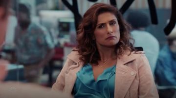 BLANKNYC Suede Moto Jacket Ropa exterior usada por Emet (Sarayu Blue) como se ve en I Feel Bad S01E06