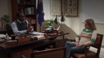 La sudadera a rayas Beige Mother usada por Eleanor Shellstrop (Kristen Bell) en The Good Place S03E05