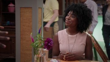 El vestido de Pink Theory usado por Simone Garnett (Kirby Howell-Baptiste) en The Good Place S03E05