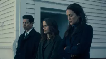 El abrigo de Shirley Crain (Elizabeth Reaser) en The Haunting of Hill House (S01E02)