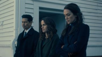 Abrigo usado por Shirley Crain (Elizabeth Reaser) en The Haunting of Hill House (S01E02)