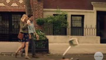 Madewell Silk Poppy Navy Vestido Floral usado por Guinevere Beck (Elizabeth Lail) como se ve en YOU S01E03