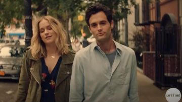 Chaqueta moto de ante oliva en Burnt Sage de Blank NYC usada por Guinevere Beck (Elizabeth Lail) como se ve en YOU S01E03