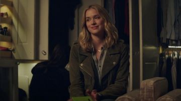 OLive Green Suede Moto Jacket de Blank NYC usada por Guinevere Beck (Elizabeth Lail) como se ve en YOU S01E04