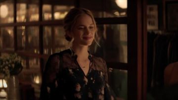 AllSaints Laya Meadow Dress, Mystic Blue usado por Guinevere Beck (Elizabeth Lail) como se ve en YOU S01E05