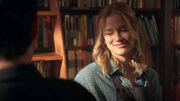 Rails Ingrid Heart Print Chambray Camisa usada por Guinevere Beck (Elizabeth Lail) como se ve en YOU S01E07