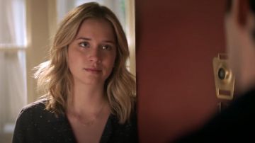 Equipo Adalyn Mini Print camisa en Blue Mood usada por Guinevere Beck (Elizabeth Lail) como se ve en YOU S01E07