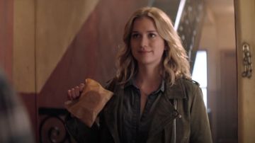 Denim Pull Top par Bella Dahl porté par Guenièvre Beck (Elizabeth Lail) comme on le voit en VOUS S01E07