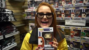 La figurine Funko Pop Cheryl Blossom (de Riverdale) présenté par Madelaine Petsch dans sa vidéo VLOGMAS