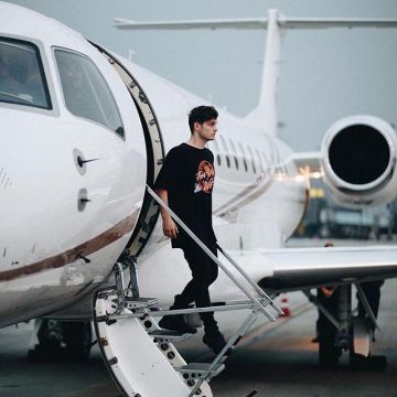 Sneakers Adidas Yeezy 500 "utility Black" made by Martin Garrix on the account instagram of @martingarrix