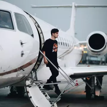 Sneakers Adidas Yeezy 500 "utility Black" worn by Martin Garrix on his Instagram account @martingarrix