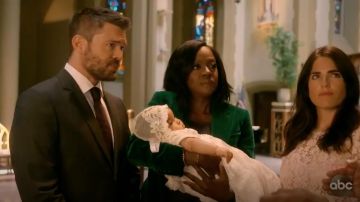 La blazer vert en velours Max Mara porté par Annalise Keating (Viola Davis) dans Murder S05E01
