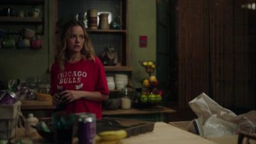 Chicago Bulls T-shirt Rouge porté par Maggie Bloom (Allison Miller) comme on le voit dans Un Million de petites Choses S01E04