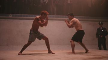 Los pantalones cortos de boxeo grises usados por Archie Andrews (K.J. Apa) en Riverdale S03E03