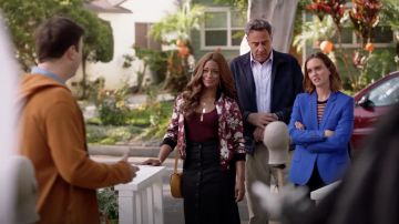 A.L.C. Amelie Button Falda Midi Delantera usada por Poppy (Kimrie Lewis) como se ve en Padres Solteros S01E05