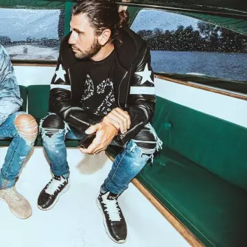 The Sneakers Y-3 Kaiwa worn by Dimitri Vegas on the account instagram of @dimitrivegasandlikemike