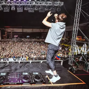 Socks Trefoil Adidas worn by LikeMike on the account instagram of @dimitrivegasandlikemike