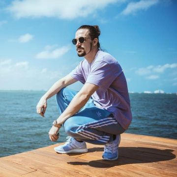 Adidas Ultra Boost 3.0 "triple White" sneakers worn by LikeMike on the Instagram account of @dimitrivegasandlikemike