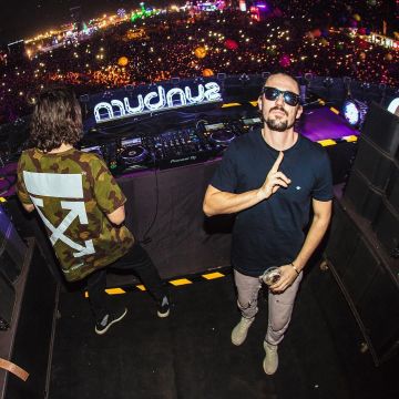 T shirt Off White with Patchwork Design worn by Dimitri Vegas on the account instagram of @dimitrivegasandlikemike