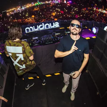 T shirt Off White with Patchwork Design worn by Dimitri Vegas on the account instagram of @dimitrivegasandlikemike