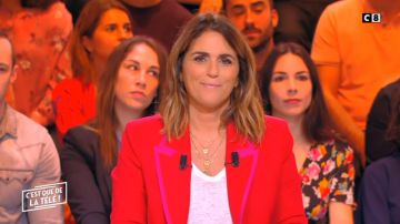 The Jacket red liseret pink Valerie Bénaïm in It is that of the tv ! the 22/10/2018