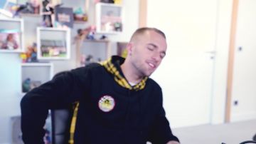 Le sweatshirt à capuche McQ Alexander McQueen porté par Squeezie dans sa vidéo YouTube ÇA COMMENCE BIEN MAIS...
