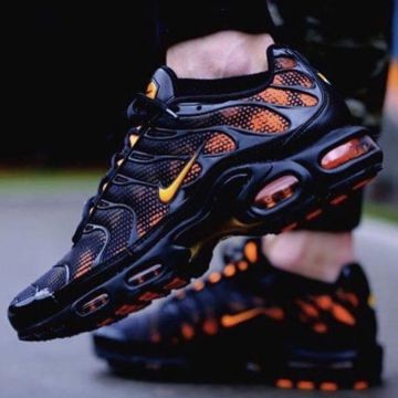 The pair of Nike Air Max Plus Black Orange on the account Instagram @_sneakergallery
