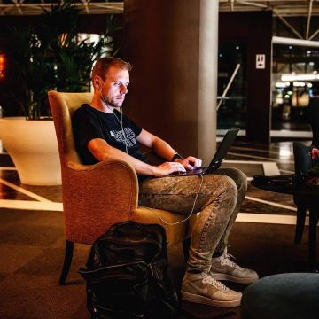 Les Sneakers Nike air force 1 Mid Flyknit portées par Armin van Buuren sur le compte instagram de @arminvanbuuren