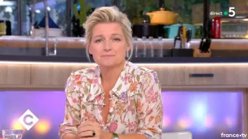 La chemise à fleurs de Anne-Élisabeth Lemoine dans C à vous du 27/09/2018