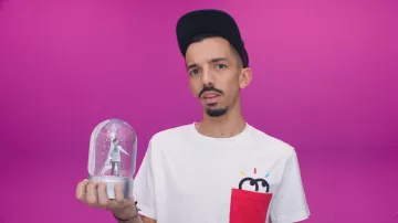 Le t-shirt blanc Visionnaire porté par Bigflo dans le clip Nous aussi 2 de Bigflo & Oli