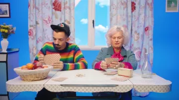 La casquette Visionnaire portée par Bigflo dans le clip Nous aussi 2 de Bigflo & Oli