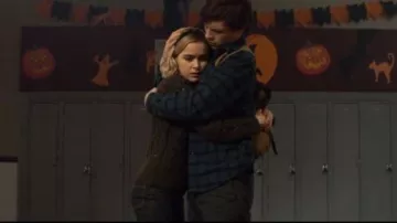 The green sweater of Sabrina Spellman (Kiernan Shipka) in The New Adventures of Sabrina (S01E02)