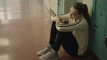 Les sneakers grises Nike Blazer mid portées par Veronica (Kristine Froseth) dans Sierra Burgess Is a Loser