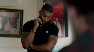 El Polo Moncler Negro usado por Jeff Colby (Sam Adegoke) en dinastía S02E03