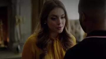 La blouse jaune Prabal Gurung portée par Fallon Carrington (Elizabeth Gillies) dans Dynastie S02E03
