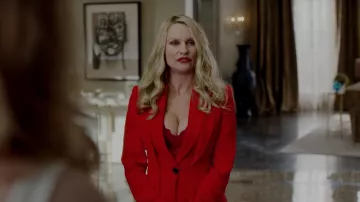 La chaqueta roja de Alexander McQueen que lleva Alexis Carrington (Nicollette Sheridan) en Dinastía (S02E03)