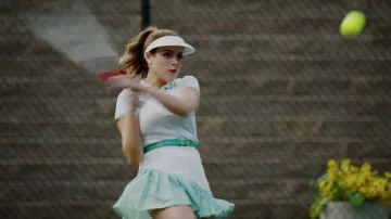 La falda de tenis Tory Sport blanca y verde usada por Fallon Carrington (Elizabeth Gillies) en Dynasty S02E03