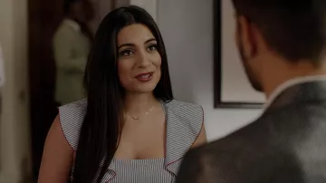 El top con volantes Parker NY usado por Cristal Jennings (Ana Brenda Contreras) en Dinastía S02E03