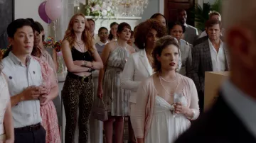 Los pantalones BDG leopardo usados por Kirby Anders (Maddison Brown) en Dynasty S02E03
