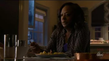 Le chemisier marron de Annalise Keating (Viola Davis) dans How to get away Murder (S05E02)