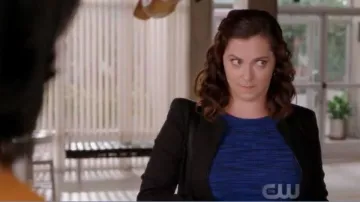 La robe bleue de Rebecca Bunch (Rachel Bloom) dans Crazy Ex-Girlfriend (S04E03)