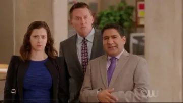 Loft Plus Spacedye Maj Robe Bleue portée par Rebecca Tas (Rachel Bloom) comme on le voit dans Crazy Ex-petite Amie S04E03