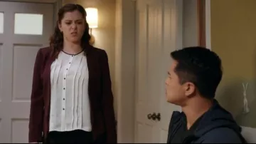 Gerard Darel Lena Plissée sans Manches Chemisier Blanc Shirt porté par Rebecca (Rachel Bloom) comme on le voit dans Crazy Ex-petite Amie S04E03