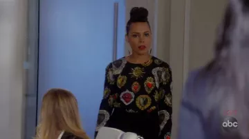 Dolce & Gab­bana printed blouse worn by Tegan Price (Amirah Vann) as seen in How to get away with Murder S05E02