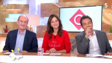 Le pull jeu d'enfant de Marion Ruggiéri dans C à vous du 02/10/2018
