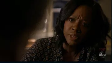 L'Agence Imprimé chemisier porté par Annalise Keating (Viola Davis), comme on le voit dans la Façon de sortir de Meurtre S05E02